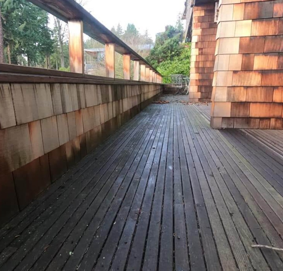 Bellevue wood deck gray and weathered before cleaning
